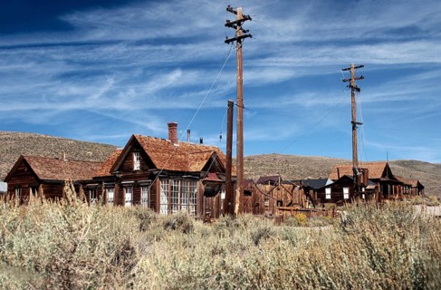 Ghost town of Bodie: Windswept wooden houses, lamp posts and a sweeping view of the surrounding