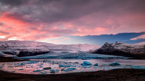 Ice floes on the black sea sand and the coast Fjallsarlon lagoon