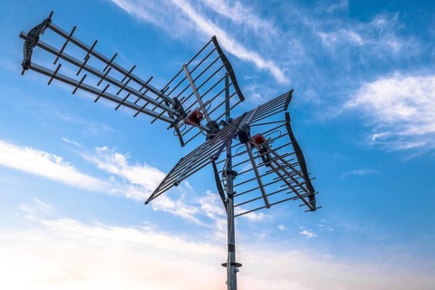 Directional antenna for reception of digital television broadcasting DVB-T and DVB-T2 against a