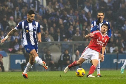 Football match, VARELA FC Porto left with a pass to the right, Joao NEVES Benfica Lisbon right
