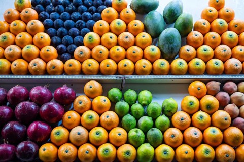 Beautifully arranged citrus fruits at a sales stand