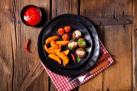 Meatballs with potato quarters from the oven