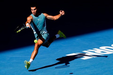 MELBOURNE, AUSTRALIA - JANUARY 19: Carlos Alcaraz of Spain hits a forehand to Jack Draper of Great