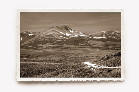 Landscape panorama, the partly snow-covered mountains of the Sierra Nevada rise on the horizon.