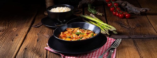 Colourful turkey fricassee with asparagus and peppers