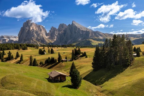 Hut on the Seiser Alm, Alpe di Siusi, in front of Langkofel and Plattkofel, South Tyrol