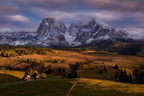 Snowy Alpe di Siusi, Seiser Alm, Sassolungo a Sassoplatto at sunset