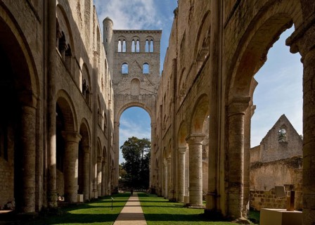 Begun in 1040, destroyed from 1562, nave to the east with remains of the crossing tower, ruins of