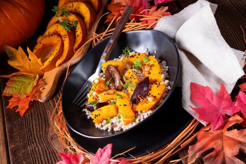 Gratinated vegetarian pumpkin with barley, oats, plums and thyme