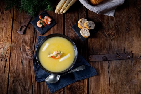 Super tasty asparagus soup with prawns and capers
