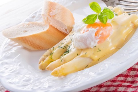 Asparagus with sauce