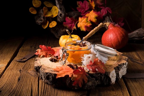 Ein köstlicher herbstlicher cremiger hokkaido kürbis pure