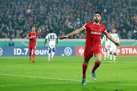 Vincenzo Grifo (SC Freiburg) scores from the penalty spot to make it 2-0 at the break and