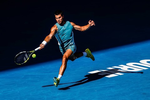 MELBOURNE, AUSTRALIA - JANUARY 19: Carlos Alcaraz of Spain hits a forehand to Jack Draper of Great