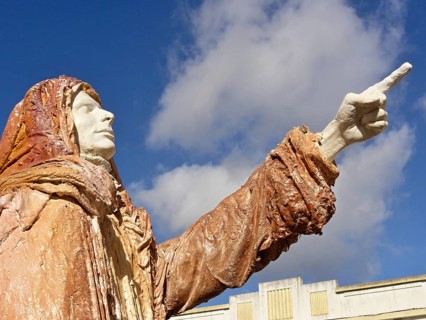 One of the three kings shows the way, coloured statue in Portugal