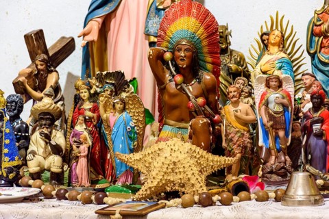 Altar with several images of saints, entities from religions of African origin such as Umbanda and
