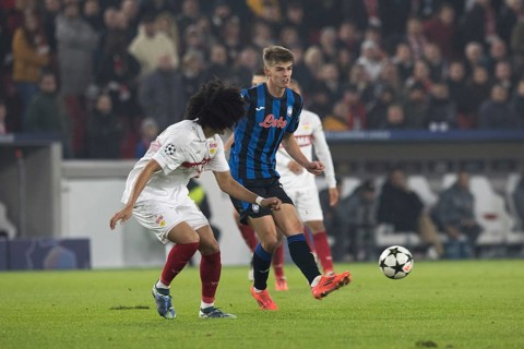 Football match, Charles DE KETELAERE Atalanta Bergamo right with pass into the deep, Anrie CHASE