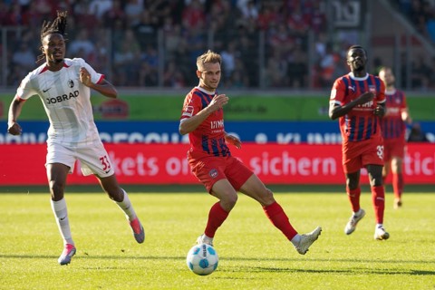 Football match, Jordy MAKENGO SC Freiburg left in a duel for the ball with Leonardo SCIENZA 1. FC