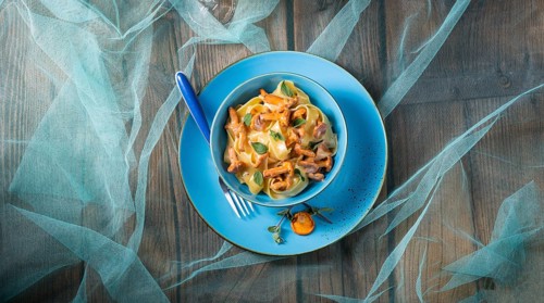 Pappardelle with cheese sauce and fresh chanterelles