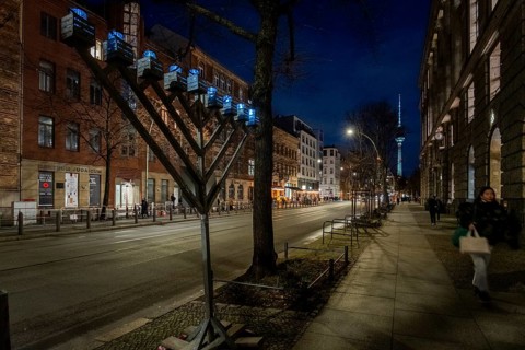 Germany, Berlin, 02.01.2025, Hanukkah candlestick New Synagogue, Oranienburger Straße, view to the