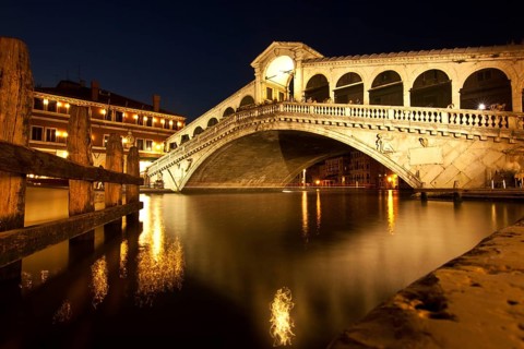 Ponte di Rialto by night in Venice