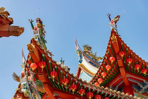 A close-up picture of the colorful Thean Hou Temple