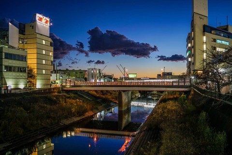 Evening view along the river. Shooting Location: Totsuka Ward, Yokohama City