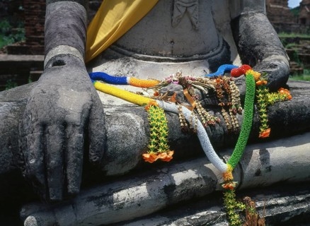 Wat Phra Mahathat was built during the reign of Borommaracha I (Boromma Rachathirat I) or Khun