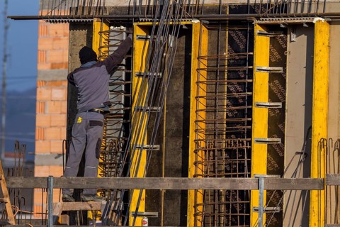 Baustelle für ein Haus für mehrere Mieter. Städtischer Wohnungsbau in der Stadt. Österreich