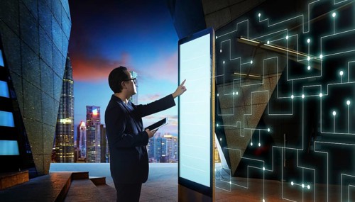 Smart Businessman berühren den Bildschirm, um die Informationen des intelligenten