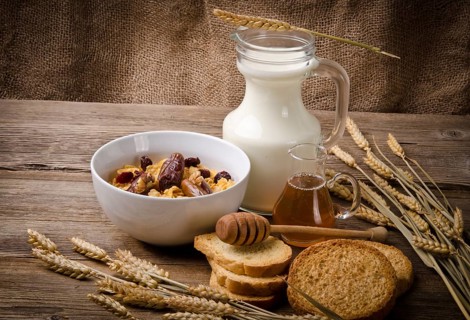 Muesli with low-fat milk and rusk