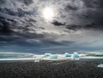 Diamond Beach, icebergs on the black lava beach, near Jökulsarlon glacier lagoon, Vatnajökull