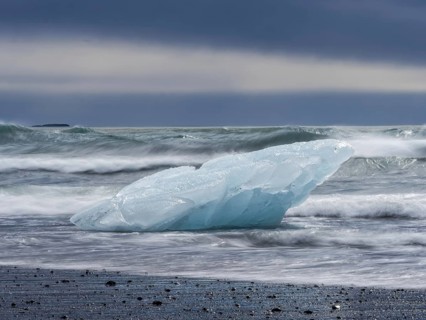 Diamond Beach, icebergs on the black lava beach, near Jökulsarlon glacier lagoon, Vatnajökull