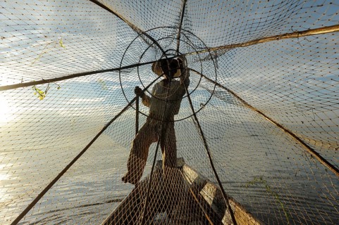 05.03.2014, Nyaung Shwe, Shan State, Myanmar, Asia, A single-leg rower paddles along the northern