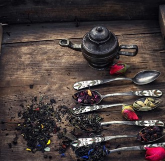 Varieties of dry tea infuser scattered on wooden table
