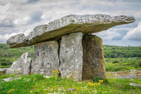 Dolmen of Poulnabrone, probably between 4200 a. C. and 2900 a. C., The Burren, County Clare,