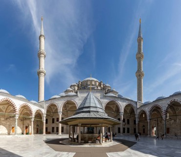 A picture of the courtyard, or sahn, of the Fatih Mosque, in Istanbul