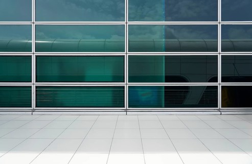 Äußere eines modernen Glaswandfassade Gebäude mit sauberem Marmorboden