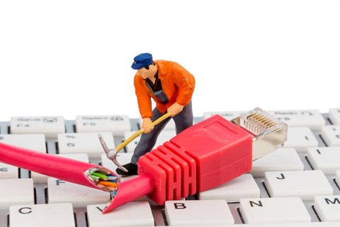 Worker, network plug, keyboard, symbol photo for Internet, malfunction, maintenance, problem
