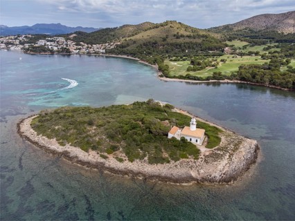 Beach and island of Alcanada, Club de Golf Alcanada, Alcudia, Majorca, Balearic Islands, Spain,