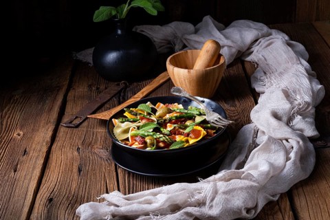 Pasta salad with green asparagus, olives and Parma ham