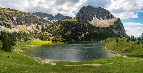 Entschenkopf crossing with a fantastic panoramic view of the Upper and Lower Gaisalpsee and the