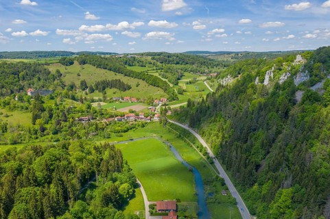 Gundelfingen and Hohengundelfingen castle ruins, valley of the Lauter or Großes Lautertal, left