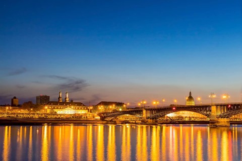 Die Skyline von Mainz zur blauen Stunde mit der Theodor-Heuss-Brücke über den Rhein