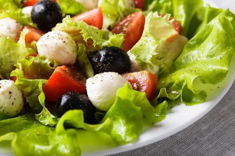Fresh salad with mozarella cheese and vegetables
