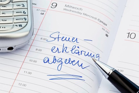 A date is entered in a calendar: Submit tax return Austria