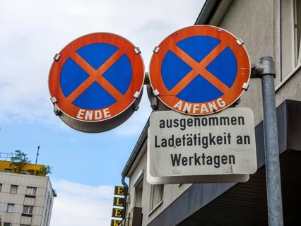 No stopping at the beginning and end. Except for loading activities on working days Austria