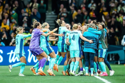 MELBOURNE, AUSTRALIA, JULY 31: Australia celebrate Steph CATLEY scoring a penalty whilst playing