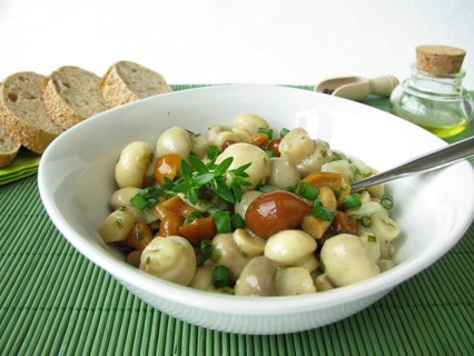 Mushroom salad with button mushrooms and mallard mushrooms