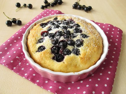 Cake with Black currants and icing sugar